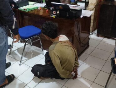 TERTANGKAP: Maling motor dengan modus COD-an, Agus Hariyanto, ditahan penyidik Polres Probolinggo Kota usai tertangkap dan dihajar massa. (foto: Hafiz Rozani).