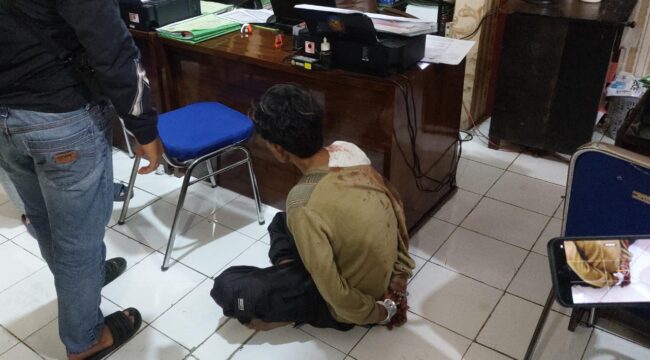 TERTANGKAP: Maling motor dengan modus COD-an, Agus Hariyanto, ditahan penyidik Polres Probolinggo Kota usai tertangkap dan dihajar massa. (foto: Hafiz Rozani).