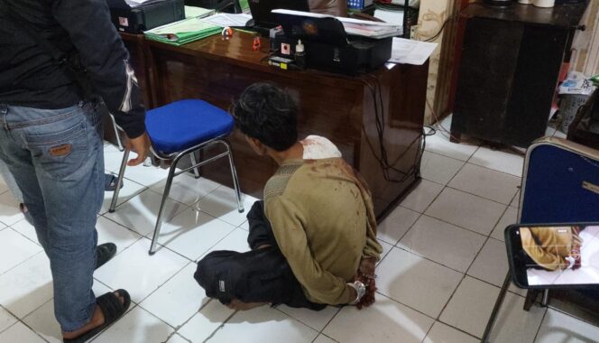 
					TERTANGKAP: Maling motor dengan modus COD-an, Agus Hariyanto, ditahan penyidik Polres Probolinggo Kota usai tertangkap dan dihajar massa. (foto: Hafiz Rozani).