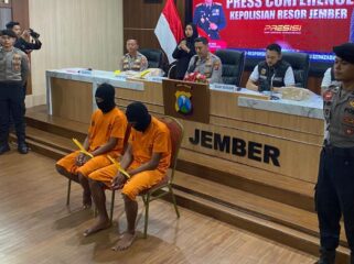 TEGA: Dua tersangka pembunuhan terhadap kerabatnya sendiri  diringkus aparat Polres Jember. (Foto: M. Abd Rozaq Mubarok).