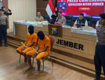 TEGA: Dua tersangka pembunuhan terhadap kerabatnya sendiri  diringkus aparat Polres Jember. (Foto: M. Abd Rozaq Mubarok).