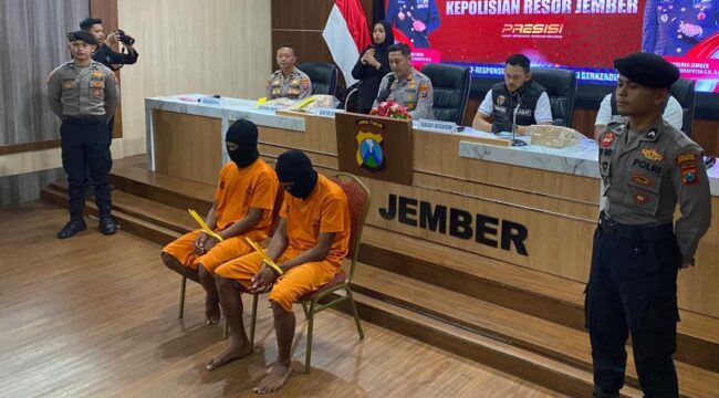 TEGA: Dua tersangka pembunuhan terhadap kerabatnya sendiri  diringkus aparat Polres Jember. (Foto: M. Abd Rozaq Mubarok).