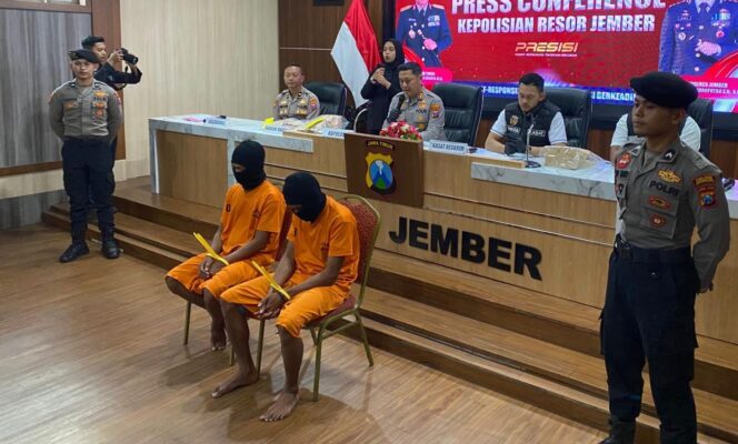 
					TEGA: Dua tersangka pembunuhan terhadap kerabatnya sendiri  diringkus aparat Polres Jember. (Foto: M. Abd Rozaq Mubarok).
