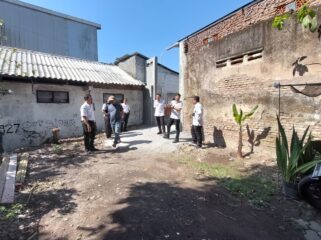 SURVERY: Proses survey yang dilakukan oleh Pemkab dan Pemkot Probolinggo di lokasi jalan tembus menuju GOR A. Yani. (foto: Hafiz Rozani).

