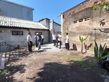 SURVERY: Proses survey yang dilakukan oleh Pemkab dan Pemkot Probolinggo di lokasi jalan tembus menuju GOR A. Yani. (foto: Hafiz Rozani).
