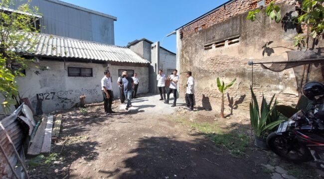 SURVERY: Proses survey yang dilakukan oleh Pemkab dan Pemkot Probolinggo di lokasi jalan tembus menuju GOR A. Yani. (foto: Hafiz Rozani).
