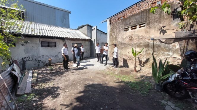 
					SURVERY: Proses survey yang dilakukan oleh Pemkab dan Pemkot Probolinggo di lokasi jalan tembus menuju GOR A. Yani. (foto: Hafiz Rozani).

