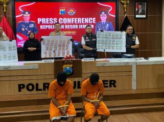 TERSANGKA: Dua tersangka peredaran uang palsu diamankan Polres Jember beserta barang bukti lembaran uang palsu. (Foto: M. Abd Rozaq Mubarok).