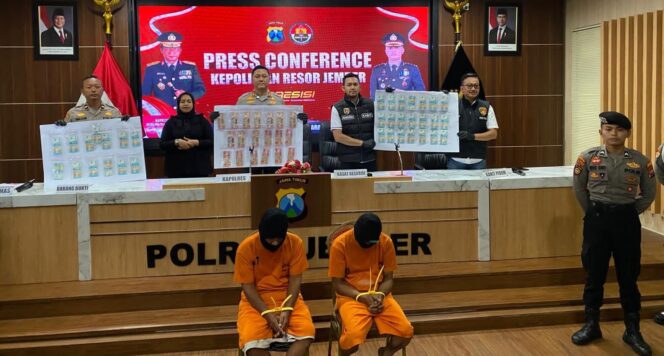 
					TERSANGKA: Dua tersangka peredaran uang palsu diamankan Polres Jember beserta barang bukti lembaran uang palsu. (Foto: M. Abd Rozaq Mubarok).