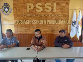 TOLAK: Askot PSSI Probolinggo dan perwakilan suporter menolak stadion jadi venue even Hari Jadi Kota Probolinggo. (Foto: Hafiz Rozani).