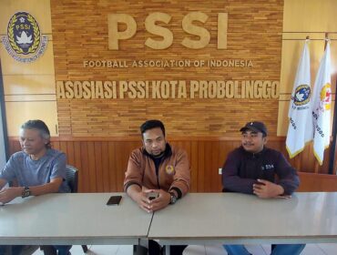 TOLAK: Askot PSSI Probolinggo dan perwakilan suporter menolak stadion jadi venue even Hari Jadi Kota Probolinggo. (Foto: Hafiz Rozani).