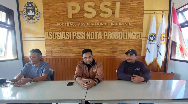 TOLAK: Askot PSSI Probolinggo dan perwakilan suporter menolak stadion jadi venue even Hari Jadi Kota Probolinggo. (Foto: Hafiz Rozani).