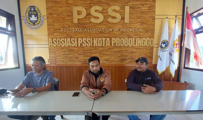 
					TOLAK: Askot PSSI Probolinggo dan perwakilan suporter menolak stadion jadi venue even Hari Jadi Kota Probolinggo. (Foto: Hafiz Rozani).