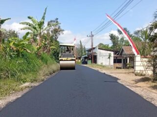 MULUS: Jalan Raya Krucil - Tambelan Probolinggo terlihat mulus setelah perbaikan tuntas. (foto: Istimewa).
