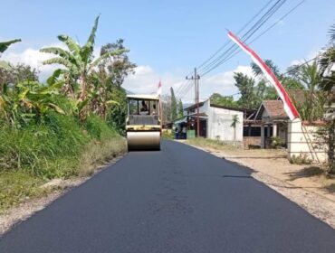 MULUS: Jalan Raya Krucil - Tambelan Probolinggo terlihat mulus setelah perbaikan tuntas. (foto: Istimewa).

