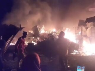 LUDES: Kebakaran meludeskan puluhan lapak di Pasar Baru Pandaan, Kabupaten Pasuruan, Kamis (28/8/2024) malam. (Foto: Moh. Rois) 