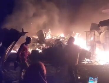 LUDES: Kebakaran meludeskan puluhan lapak di Pasar Baru Pandaan, Kabupaten Pasuruan, Kamis (28/8/2024) malam. (Foto: Moh. Rois) 