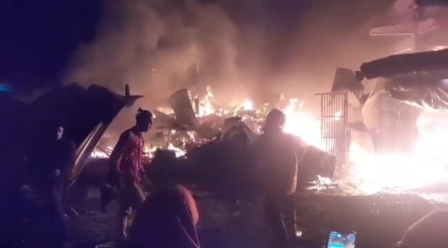 LUDES: Kebakaran meludeskan puluhan lapak di Pasar Baru Pandaan, Kabupaten Pasuruan, Kamis (28/8/2024) malam. (Foto: Moh. Rois) 