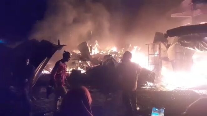 
					LUDES: Kebakaran meludeskan puluhan lapak di Pasar Baru Pandaan, Kabupaten Pasuruan, Kamis (28/8/2024) malam. (Foto: Moh. Rois) 