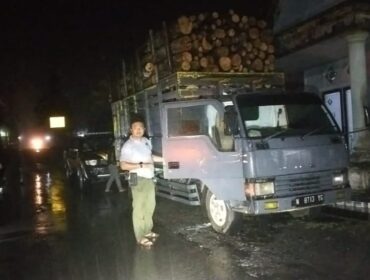 Truk pengangkut kayu ilegal dihentikan petugas Perhutani dan Polsek Candipuro, Lumajang. (Foto: tangkapan layar).