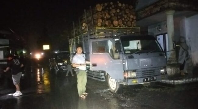Truk pengangkut kayu ilegal dihentikan petugas Perhutani dan Polsek Candipuro, Lumajang. (Foto: tangkapan layar).