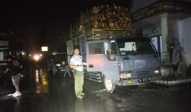 
					Truk pengangkut kayu ilegal dihentikan petugas Perhutani dan Polsek Candipuro, Lumajang. (Foto: tangkapan layar).