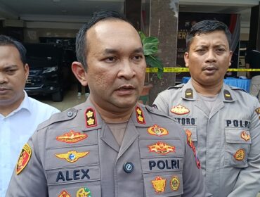 Kapolres Lumajang, AKBP Alex Sandy Siregar saat menjelaskan status Sulasno (47), warga Desa Randuagung, Kecamatan Randuagung, Kabupaten Lumajang sebagai tersangka kasus bansos. (Foto: Asmadi).
