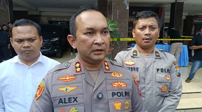 Kapolres Lumajang, AKBP Alex Sandy Siregar saat menjelaskan status Sulasno (47), warga Desa Randuagung, Kecamatan Randuagung, Kabupaten Lumajang sebagai tersangka kasus bansos. (Foto: Asmadi).