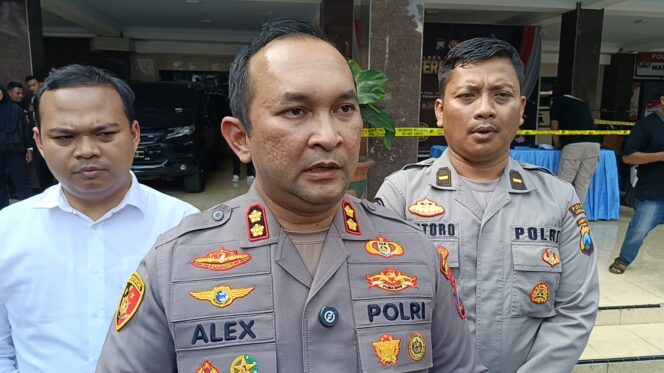 
					Kapolres Lumajang, AKBP Alex Sandy Siregar saat menjelaskan status Sulasno (47), warga Desa Randuagung, Kecamatan Randuagung, Kabupaten Lumajang sebagai tersangka kasus bansos. (Foto: Asmadi).