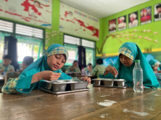 Anak2 di SDN menyantap makanan melalui program MBG di SDN Sukorejo, Kecamatan Pasrujambe, Lumajang.  (Foto: Asmadi)
