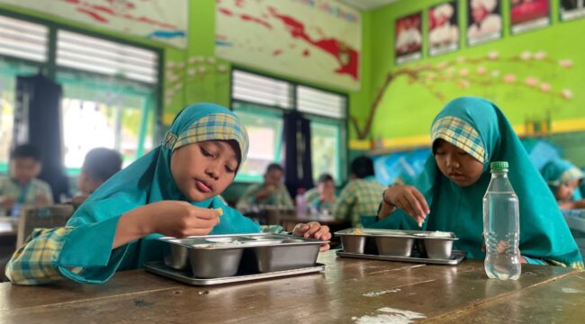Anak2 di SDN menyantap makanan melalui program MBG di SDN Sukorejo, Kecamatan Pasrujambe, Lumajang.  (Foto: Asmadi)
