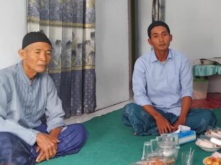 BERDUKA: Keluarga Luluk Ul Karomah, saat di temui di kediamannya di Desa Pringgowirawan, Kecamatan Sumberbaru, Kabupaten Jember. (Foto: M. Abd Rozaq Mubarok).