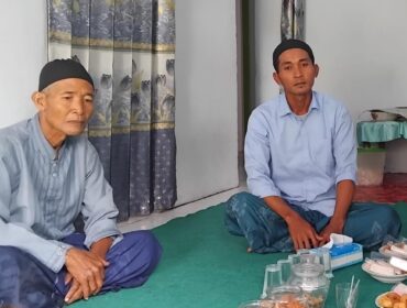 BERDUKA: Keluarga Luluk Ul Karomah, saat di temui di kediamannya di Desa Pringgowirawan, Kecamatan Sumberbaru, Kabupaten Jember. (Foto: M. Abd Rozaq Mubarok).