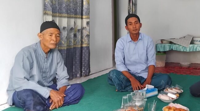 BERDUKA: Keluarga Luluk Ul Karomah, saat di temui di kediamannya di Desa Pringgowirawan, Kecamatan Sumberbaru, Kabupaten Jember. (Foto: M. Abd Rozaq Mubarok).