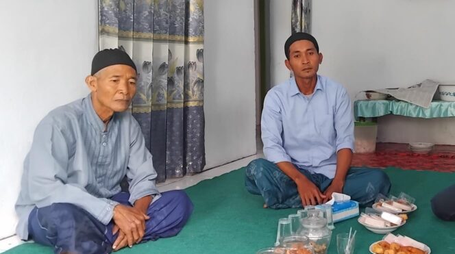 
					BERDUKA: Keluarga Luluk Ul Karomah, saat di temui di kediamannya di Desa Pringgowirawan, Kecamatan Sumberbaru, Kabupaten Jember. (Foto: M. Abd Rozaq Mubarok).
