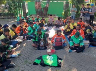 SOLIDARITAS: Puluhan pengemudi ojol di Kota Probolinggo, doa bersama dan tabur bunga untuk almarhum Affan Kurniawan. (Foto: Hafiz Rozani)