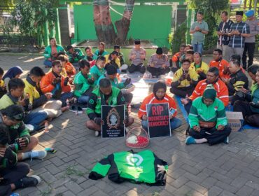 SOLIDARITAS: Puluhan pengemudi ojol di Kota Probolinggo, doa bersama dan tabur bunga untuk almarhum Affan Kurniawan. (Foto: Hafiz Rozani)