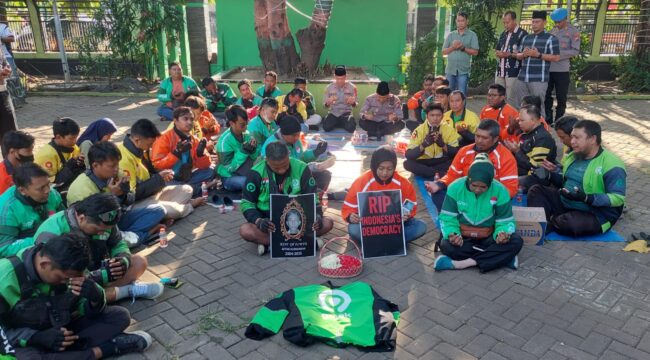 SOLIDARITAS: Puluhan pengemudi ojol di Kota Probolinggo, doa bersama dan tabur bunga untuk almarhum Affan Kurniawan. (Foto: Hafiz Rozani)