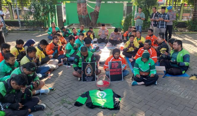 
					SOLIDARITAS: Puluhan pengemudi ojol di Kota Probolinggo, doa bersama dan tabur bunga untuk almarhum Affan Kurniawan. (Foto: Hafiz Rozani)