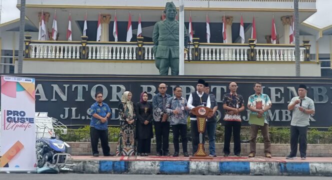 
					PEDULI: Bupati Jember, Muhammad Fawait, saat acara penyampian Pro Gus'e Update, Kamis (28/8/25) sore. (Foto: M. Abd Rozaq Mubarok).