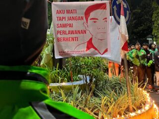 SOLIDARITAS: Forum Komunikasi Jember Online Bersatu (FKJOB) saat menggelar aksi solidaritas di depan Polres Jember, Jumat (29/8/25) malam. (Foto: Istimewa).