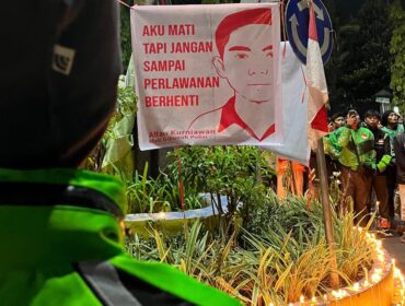 SOLIDARITAS: Forum Komunikasi Jember Online Bersatu (FKJOB) saat menggelar aksi solidaritas di depan Polres Jember, Jumat (29/8/25) malam. (Foto: Istimewa).