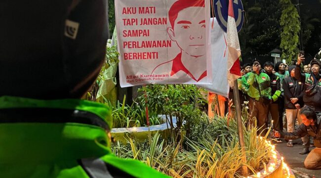 SOLIDARITAS: Forum Komunikasi Jember Online Bersatu (FKJOB) saat menggelar aksi solidaritas di depan Polres Jember, Jumat (29/8/25) malam. (Foto: Istimewa).
