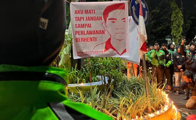 
					SOLIDARITAS: Forum Komunikasi Jember Online Bersatu (FKJOB) saat menggelar aksi solidaritas di depan Polres Jember, Jumat (29/8/25) malam. (Foto: Istimewa).