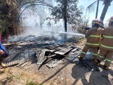 PEMBASAHAN: Petugas Damkar Kota Probolinggo sedang memadamkan api yang membakar warung milik Mistar. (Foto: Hafiz Rozani).