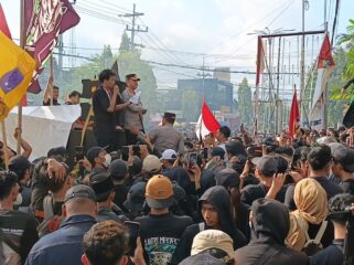 DEMO: Ratusan Mahasiswa unjuk rasa di depan Mapolres Jember meminta Presiden Prabowo mencopot Kapolri, Jenderal Listyo Sigit Prabowo. (Foto: istimewa).