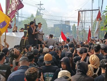 DEMO: Ratusan Mahasiswa unjuk rasa di depan Mapolres Jember meminta Presiden Prabowo mencopot Kapolri, Jenderal Listyo Sigit Prabowo. (Foto: istimewa).
