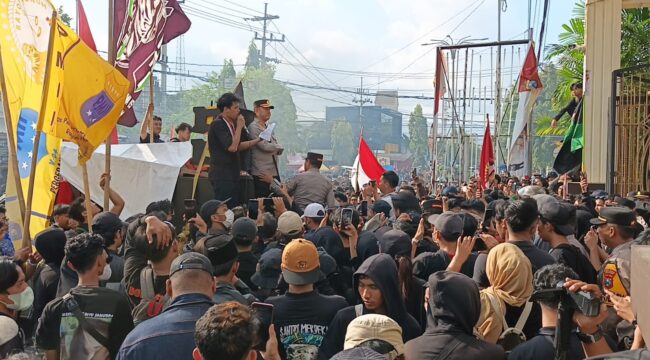 DEMO: Ratusan Mahasiswa unjuk rasa di depan Mapolres Jember meminta Presiden Prabowo mencopot Kapolri, Jenderal Listyo Sigit Prabowo. (Foto: istimewa).