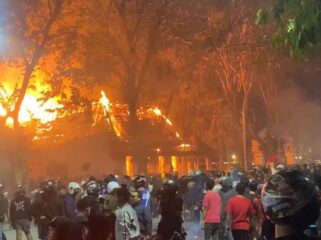 DIBAKAR: Gedung Grahadi Surabaya sekaligus.kantor Gubernur Jawa Timur, dibakar massa, saat Sabtu (30/8/24) malam. (foto. suarasurabayanet.)
