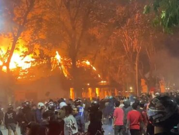 DIBAKAR: Gedung Grahadi Surabaya sekaligus.kantor Gubernur Jawa Timur, dibakar massa, saat Sabtu (30/8/24) malam. (foto. suarasurabayanet.)
